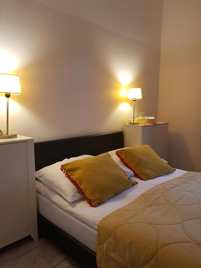 Budget Double Room with Corridor Bathroom